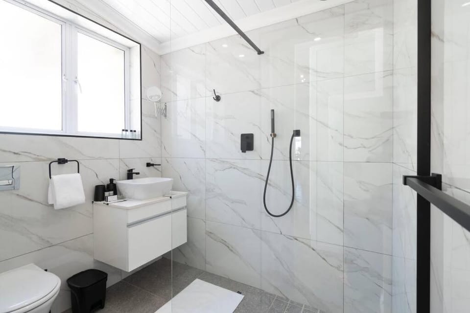 Shower, Toilet, Bathroom, towels