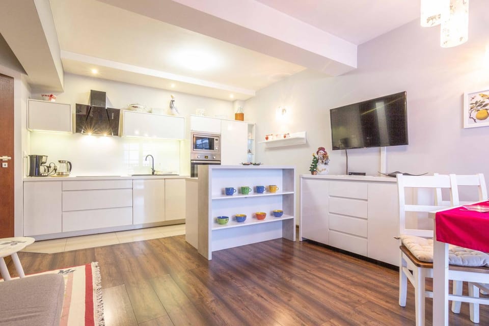 TV and multimedia, Kitchen or kitchenette, Living room, Seating area, Dining area