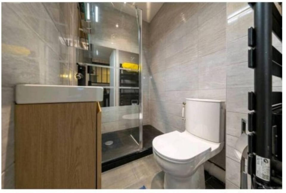 Shower, Toilet, Bathroom, towels