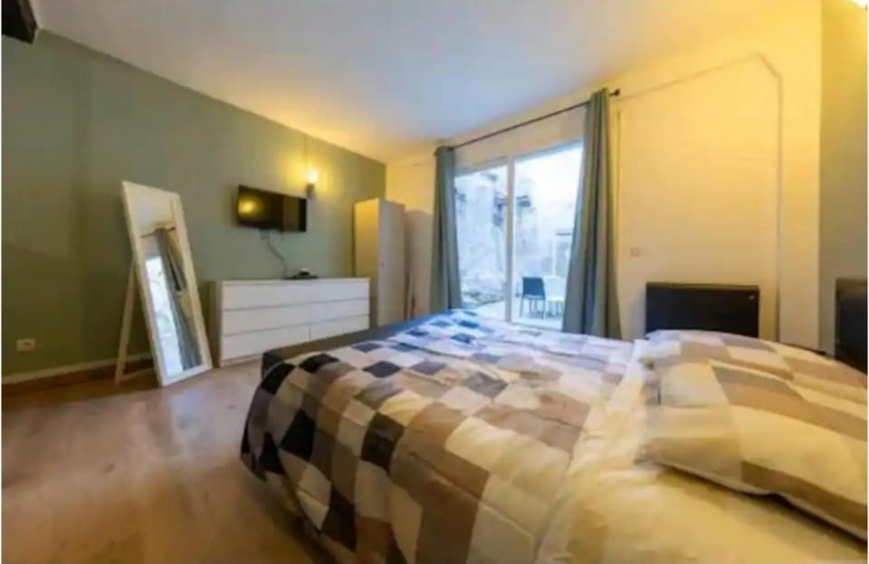 Bed, TV and multimedia, Photo of the whole room, Bedroom