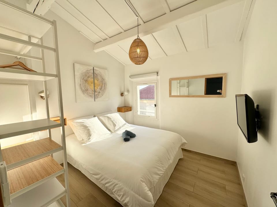TV and multimedia, Photo of the whole room, Bedroom
