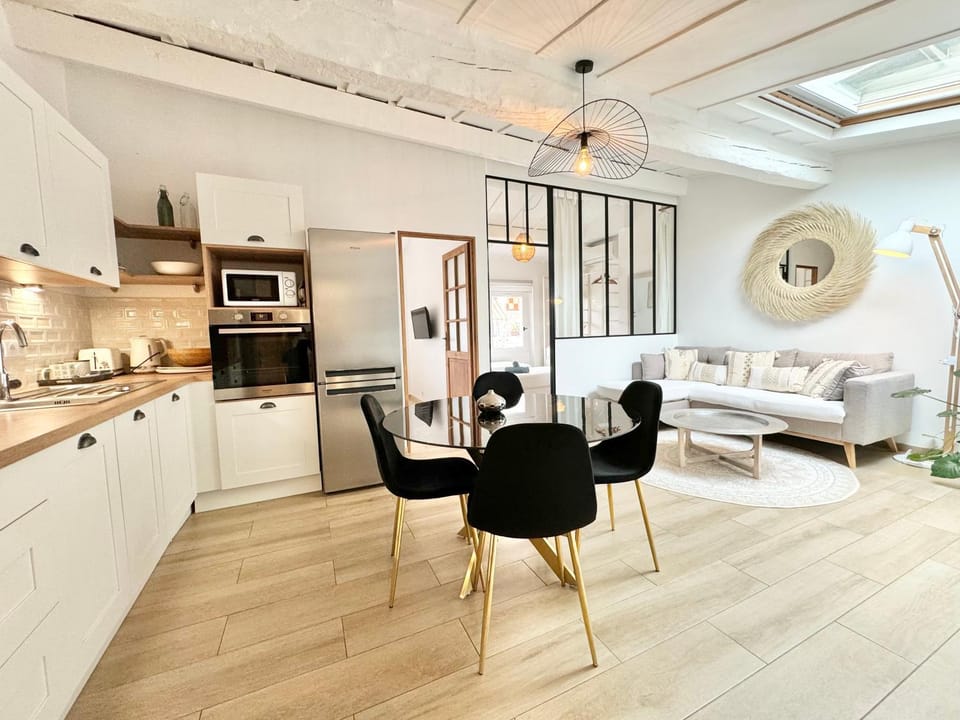 Kitchen or kitchenette, Seating area, Dining area, dishwasher, minibar, pet friendly, stove