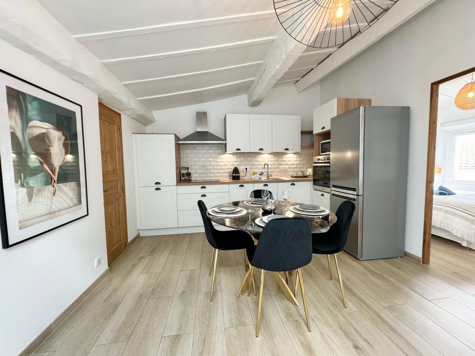 Kitchen or kitchenette, Dining area