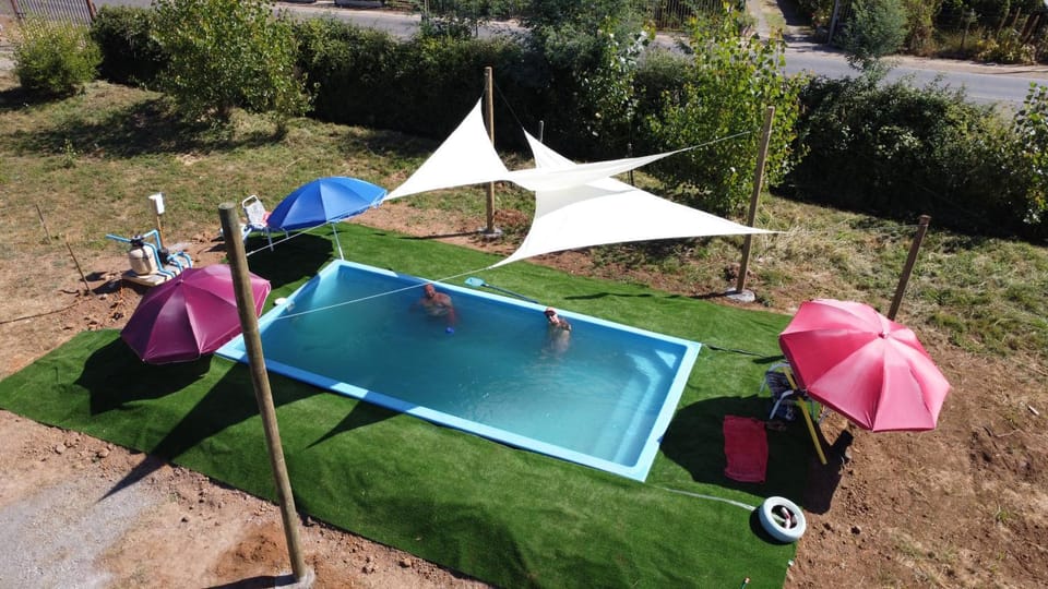 Swimming pool, towels