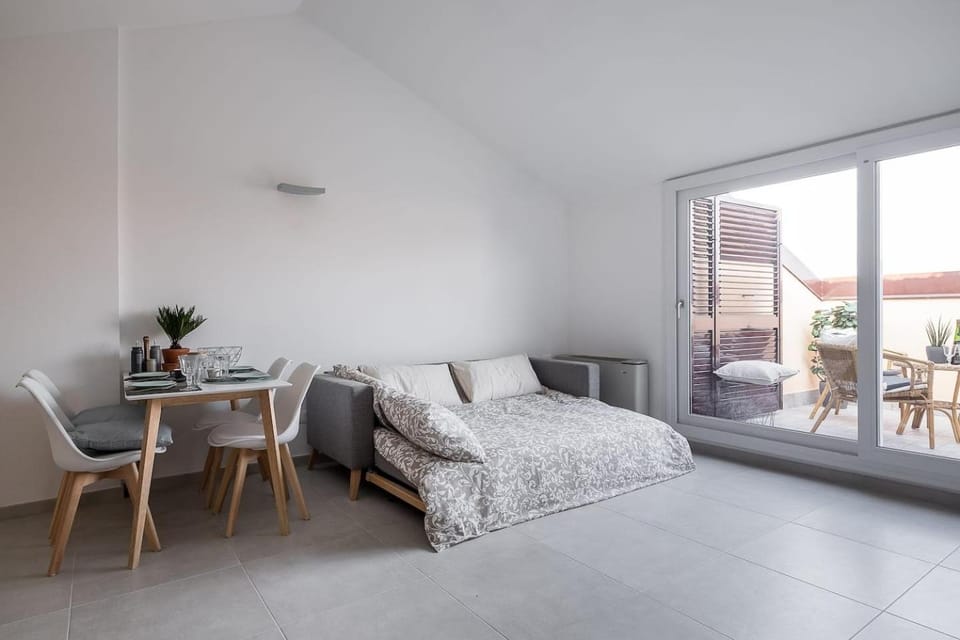 Bed, Balcony/Terrace, Living room, Photo of the whole room, Seating area, Dining area