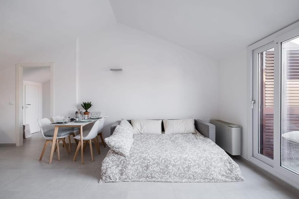 Bed, Living room, Photo of the whole room, Seating area, Bedroom