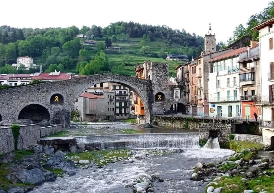 Nearby landmark, Day, Natural landscape