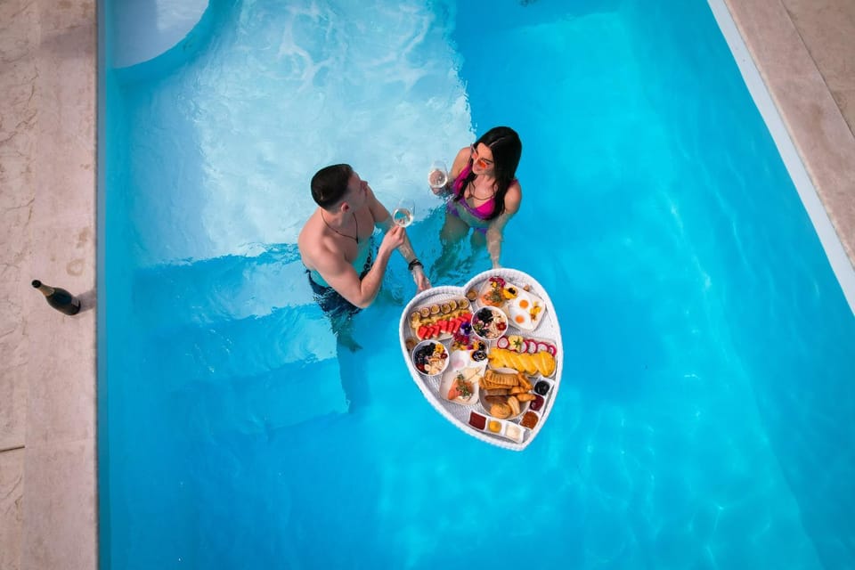 Guests, Swimming pool