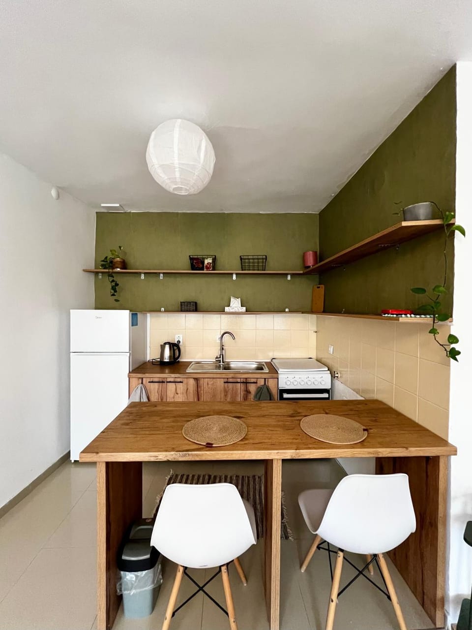Kitchen or kitchenette, Dining area