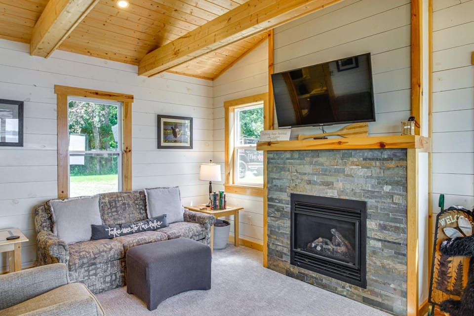 Lake Hubert Cabin w/ Private Deck + Boat Dock Cabin in Minnesota