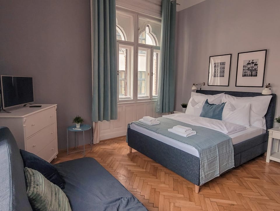Bed, TV and multimedia, View (from property/room), Living room, Photo of the whole room, Bedroom, City view
