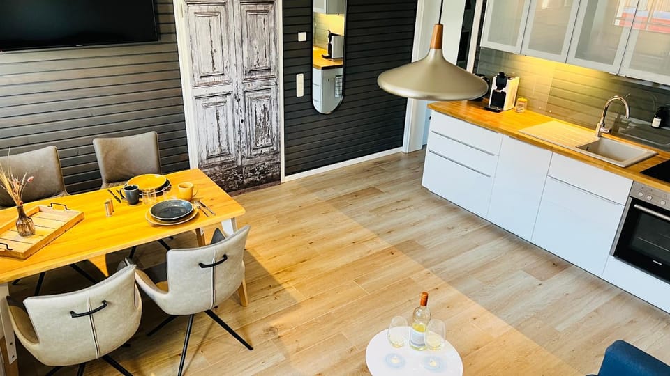 Kitchen or kitchenette, Living room, Seating area