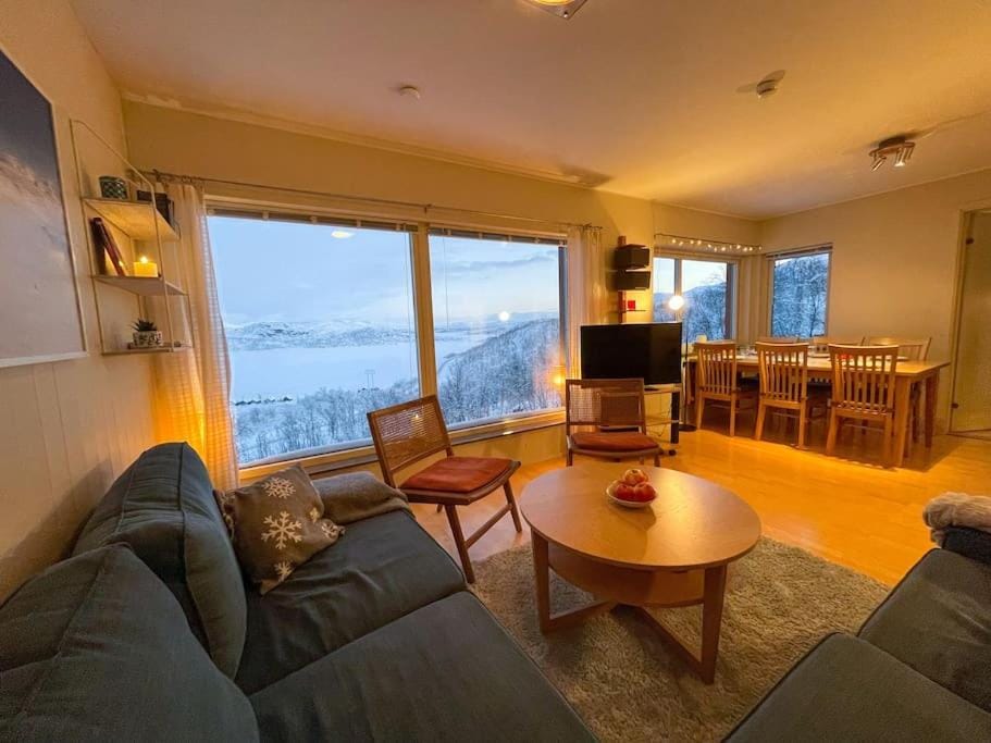 Natural landscape, Living room, Seating area, Dining area, Mountain view