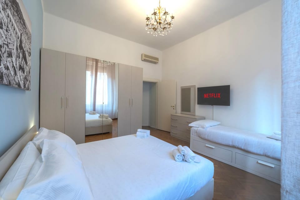 Bed, TV and multimedia, Photo of the whole room, Bedroom, towels, air conditioner