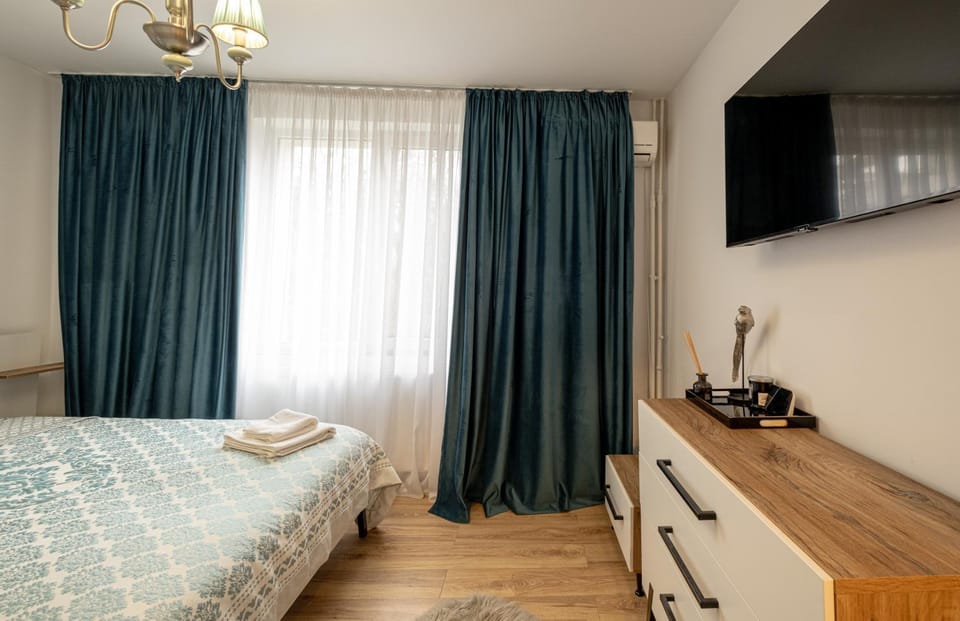 Bed, TV and multimedia, Bedroom