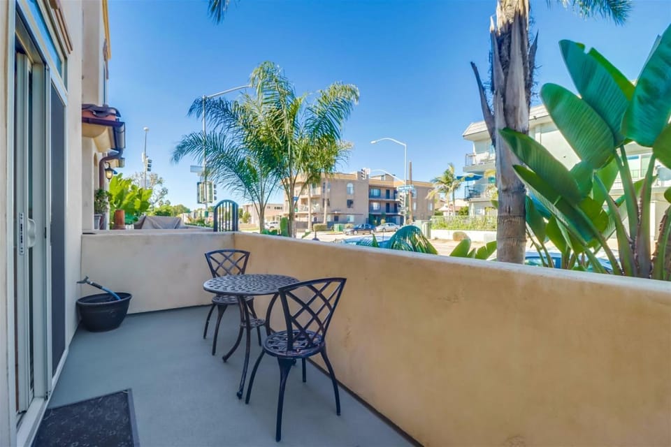 Bay View Dream - Steps to Bay, Rooftop Patio & AC House in Mission Bay