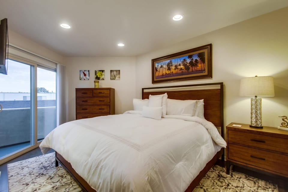 Bay View Dream - Steps to Bay, Rooftop Patio & AC House in Mission Bay
