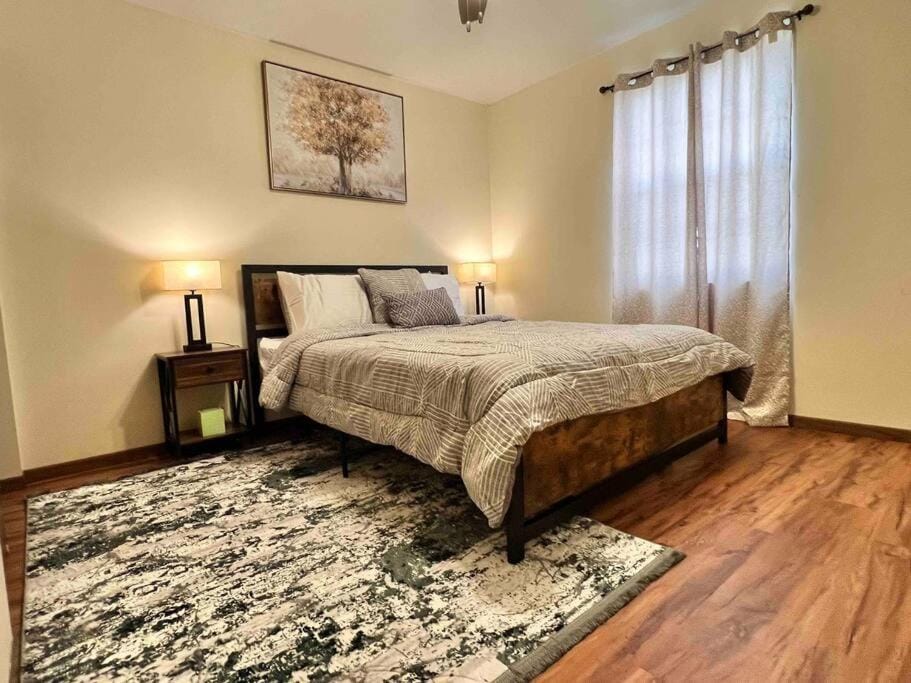 Beautiful 2BR Apartment. Black-out Curtains Apartment in Peoria