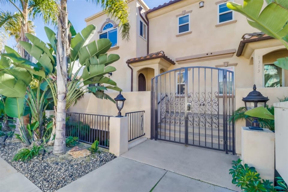 Bay View Dream Home - IndoorOutdoor Living, Rooftop & Steps to Bay House in Mission Bay