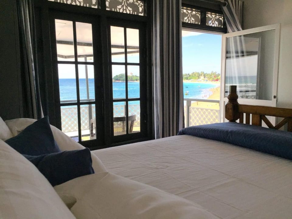 Photo of the whole room, Sea view