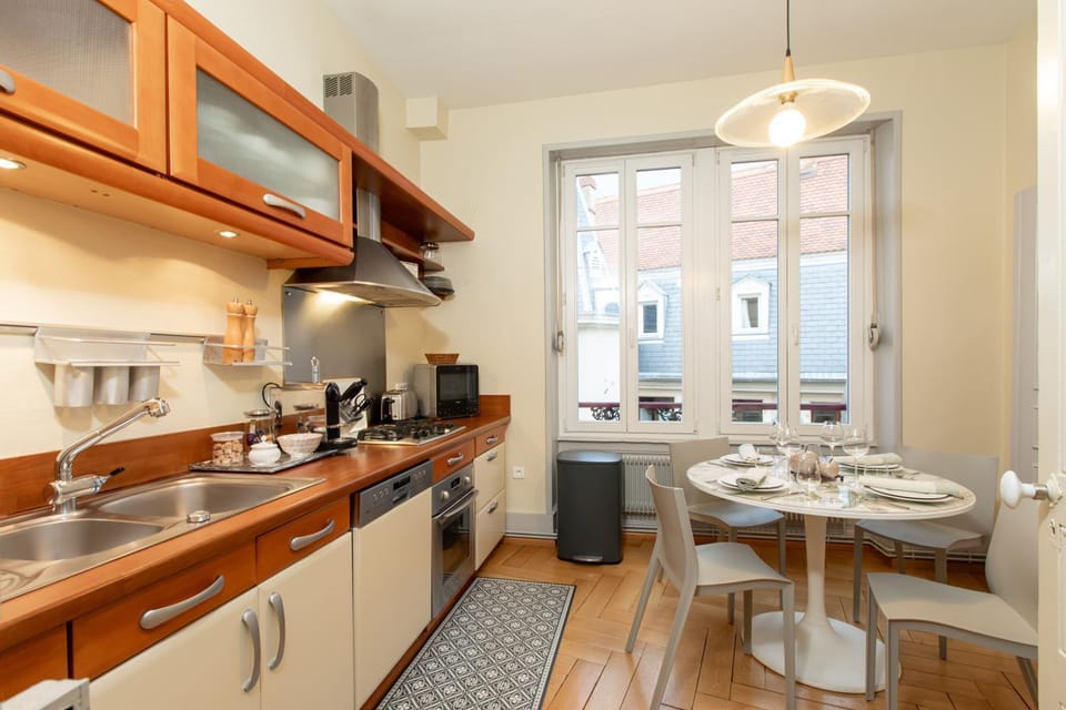 Coffee/tea facilities, Kitchen or kitchenette, Dining area, dishwasher, stove, toaster
