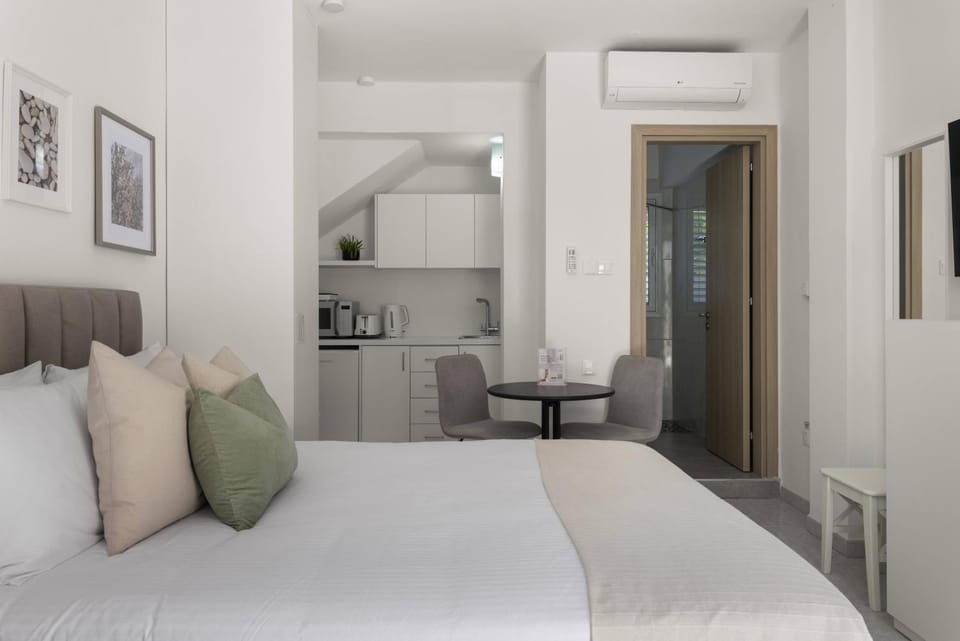 Bed, Kitchen or kitchenette, Photo of the whole room, Seating area, Dining area, Bedroom, minibar, air conditioner