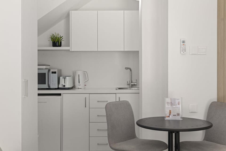 Coffee/tea facilities, Kitchen or kitchenette, Dining area, minibar, toaster