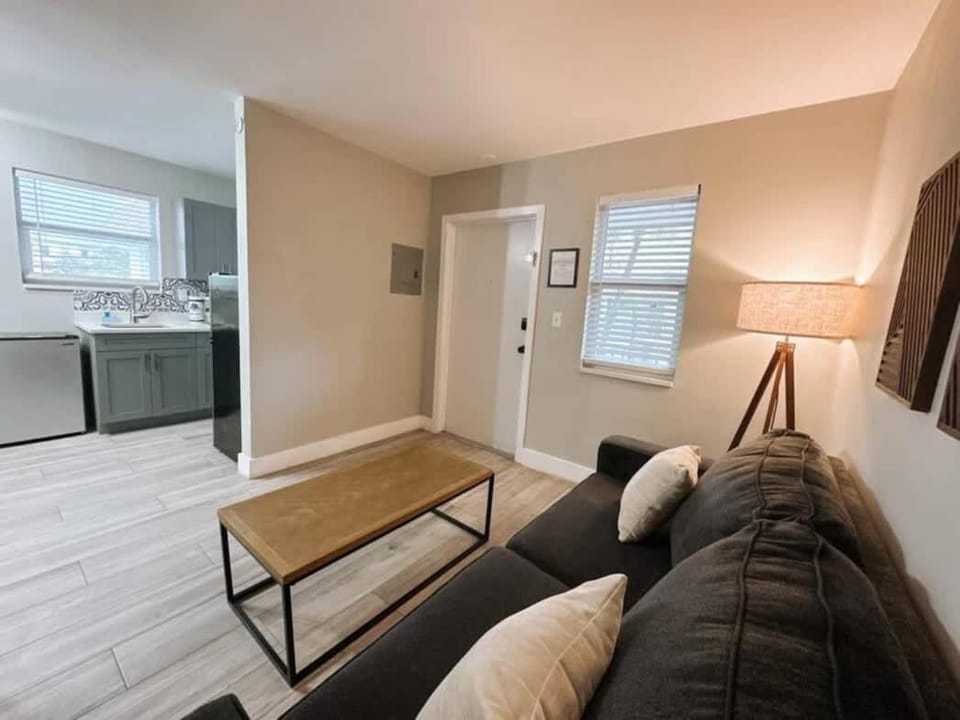 Rustic Retreats Modern 1BR for 4 guests in the heart of Fort Lauderdale Apartment in Fort Lauderdale