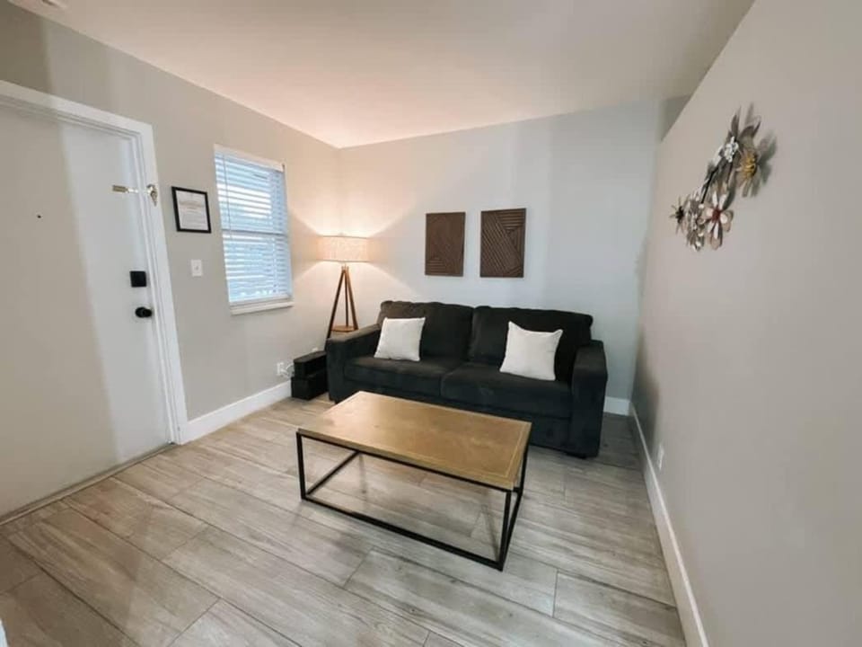 Rustic Retreats Modern 1BR for 4 guests in the heart of Fort Lauderdale Apartment in Fort Lauderdale