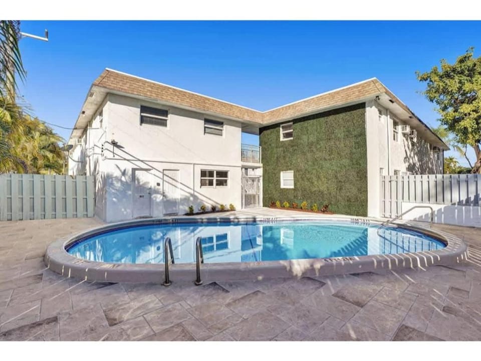 Rustic Retreats Modern 1BR For 4 Guests Minutes From Las Olas Apartment in Fort Lauderdale