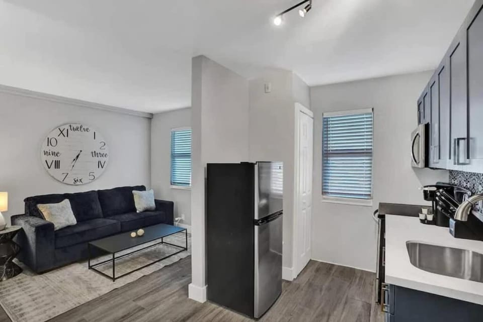 Rustic Retreats Modern 1BR For 4 Guests Minutes From Las Olas Apartment in Fort Lauderdale