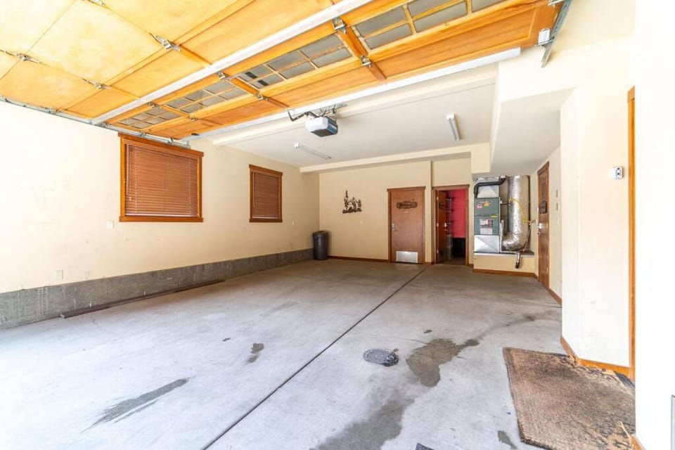 Luxury Townhome, Walk to the Village, Wifi, Private Spa & Garage House in Mammoth Lakes