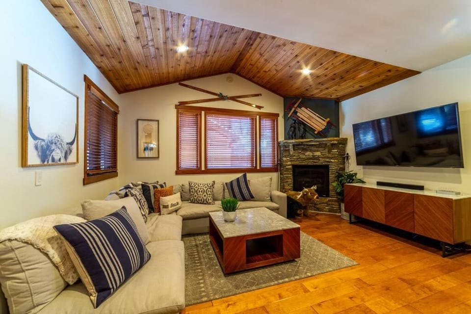 Luxury Townhome, Walk to the Village, Wifi, Private Spa & Garage House in Mammoth Lakes