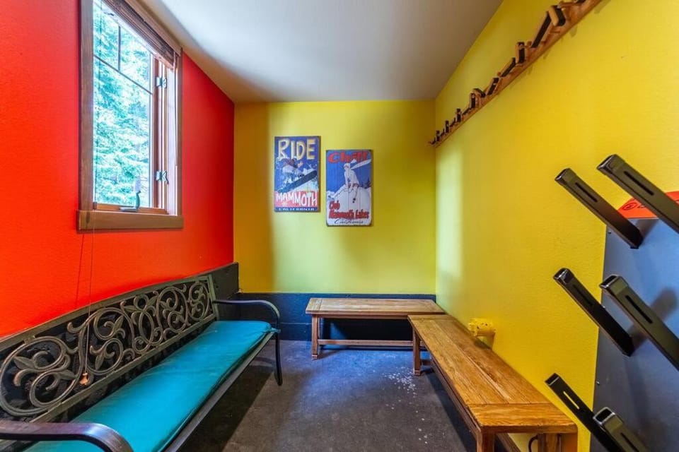 Luxury Townhome, Walk to the Village, Wifi, Private Spa & Garage House in Mammoth Lakes