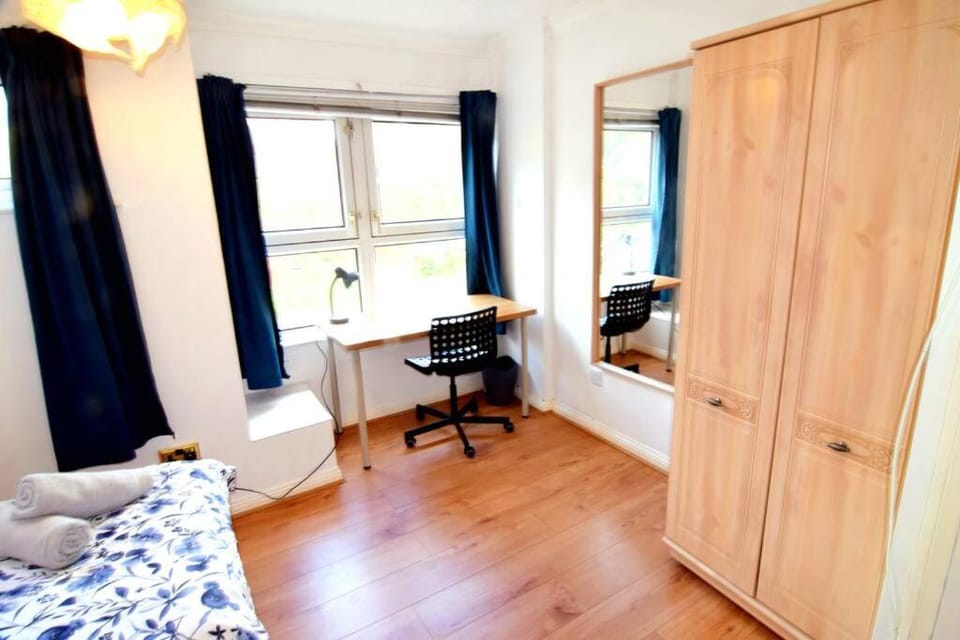 Bed, Photo of the whole room, Seating area, Bedroom, hair dresser, wardrobe