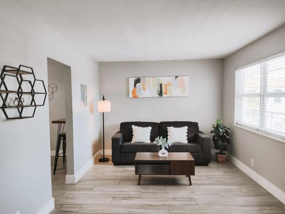 Rustic Retreats Cozy 2BR for 6 guests minutes from Las Olas Apartment in Fort Lauderdale