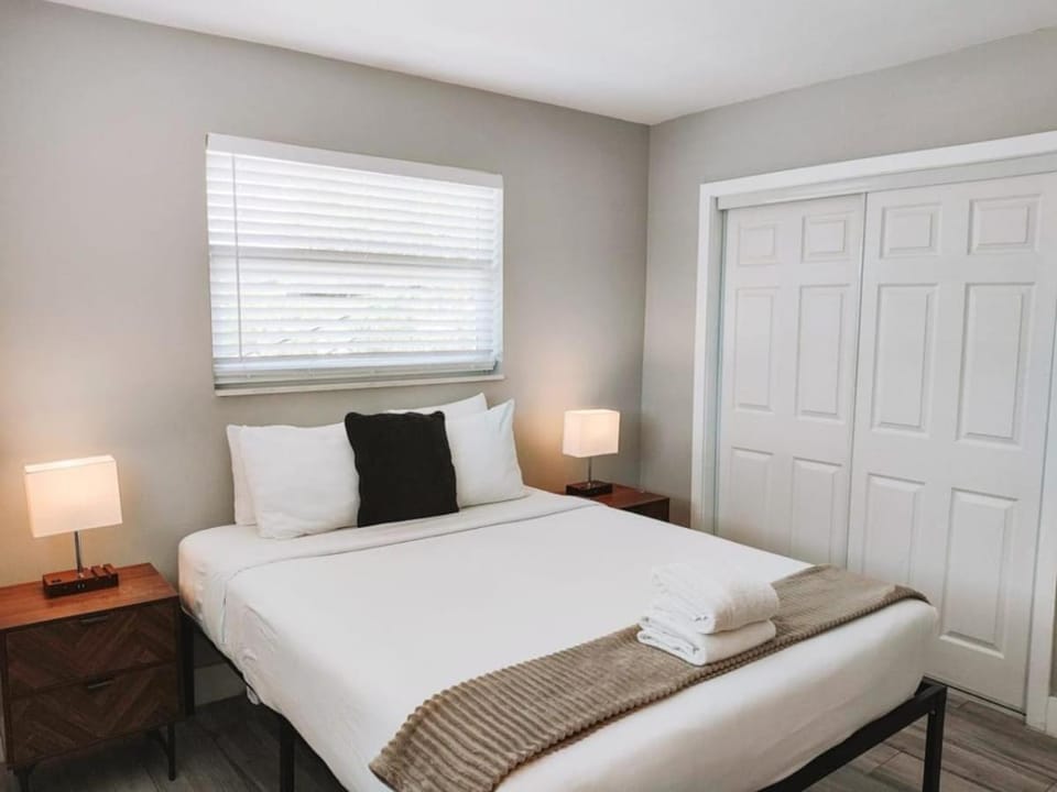 Rustic Retreats Cozy 2BR for 6 guests minutes from Las Olas Apartment in Fort Lauderdale