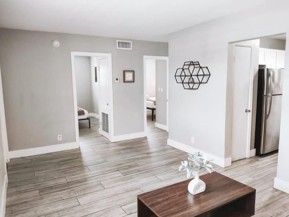 Rustic Retreats Cozy 2BR for 6 guests minutes from Las Olas Apartment in Fort Lauderdale