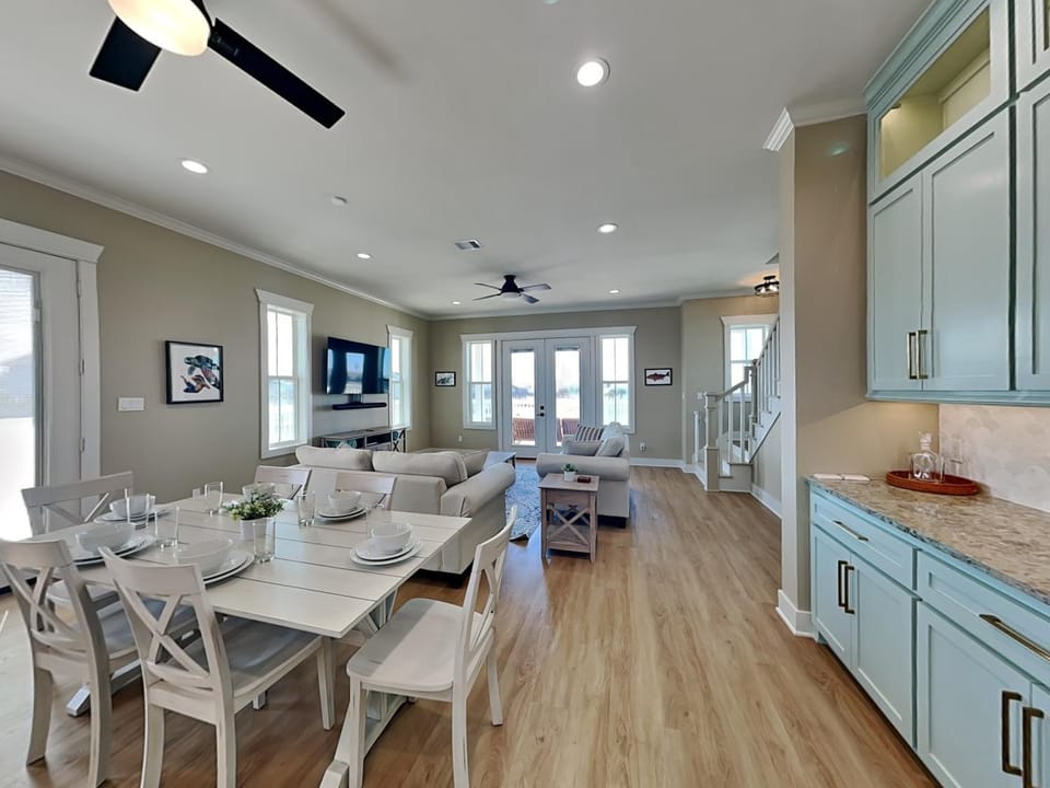 TV and multimedia, Living room, Seating area, Dining area, furniture, air conditioner