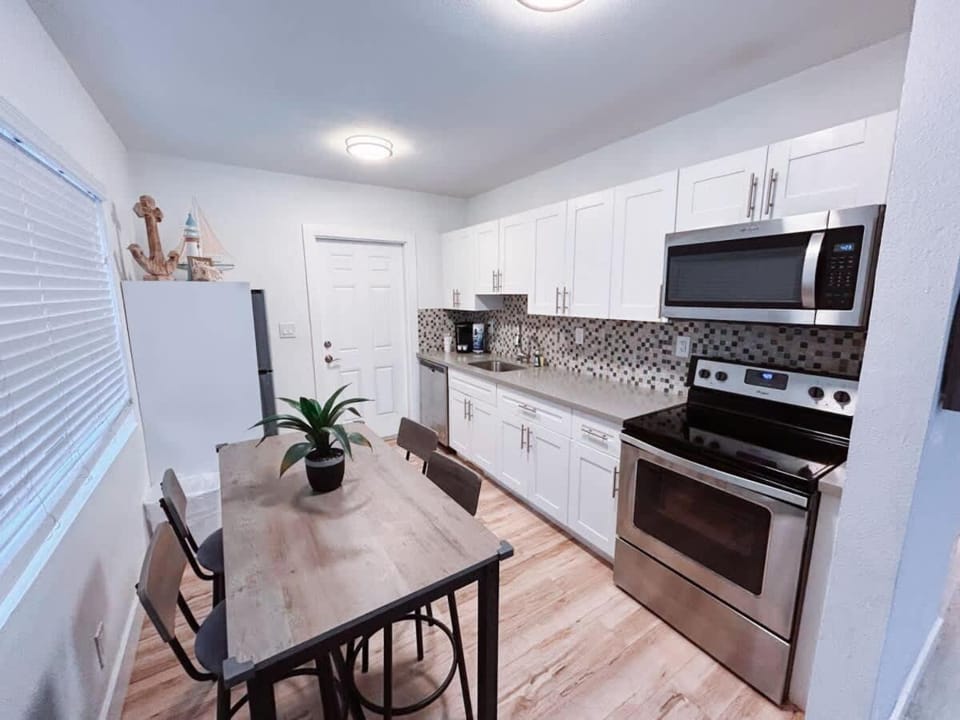Beach Getaway One Block from the Beach Apartment in Pompano Beach