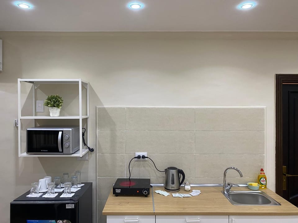 Kitchen or kitchenette, minibar