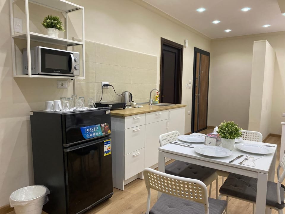 Coffee/tea facilities, Kitchen or kitchenette, Dining area, minibar, oven, stove