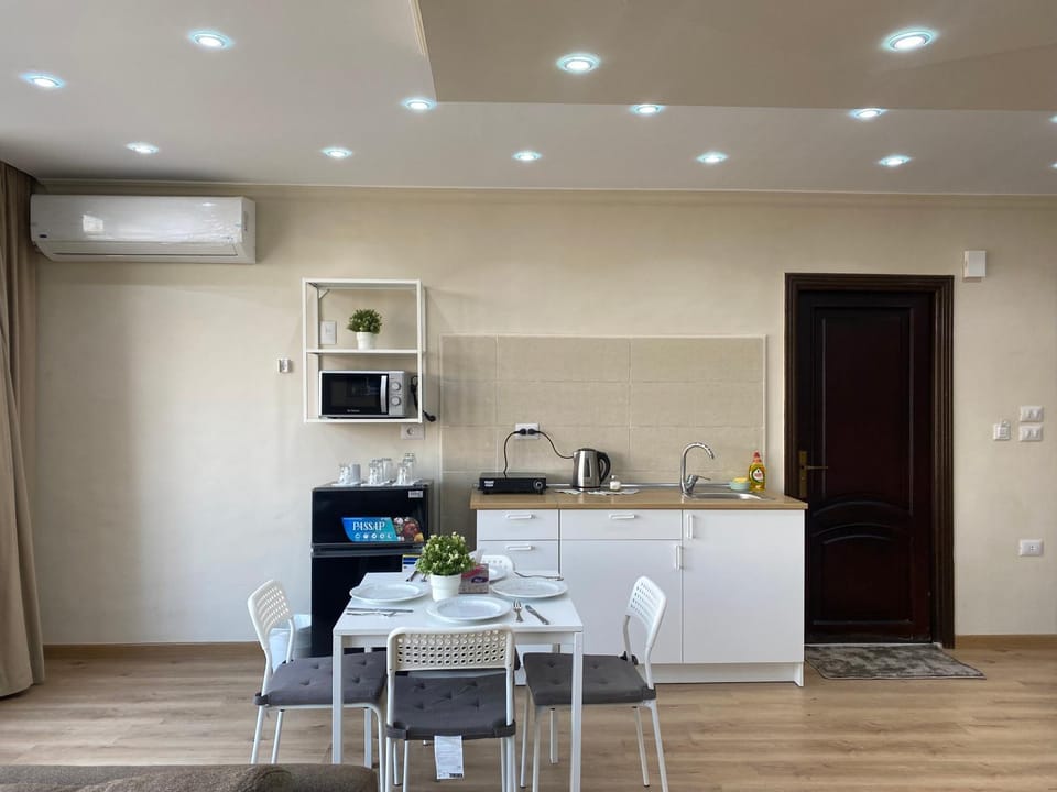Kitchen or kitchenette, Dining area, minibar, oven, air conditioner