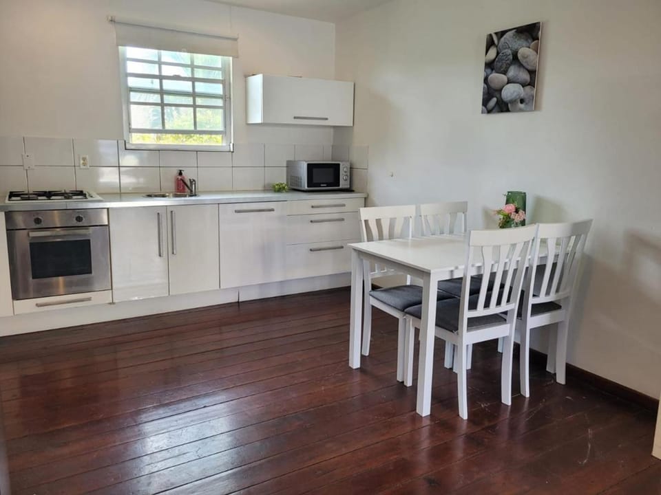 Kitchen or kitchenette, Dining area, dishwasher, minibar, pet friendly, stove