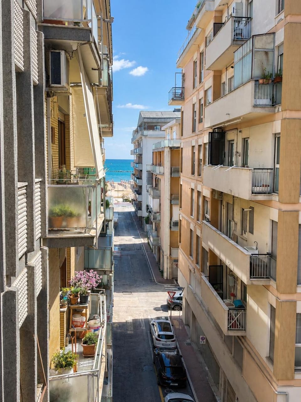 Property building, Day, Neighbourhood, Natural landscape, City view, Sea view, Street view, Location, Parking