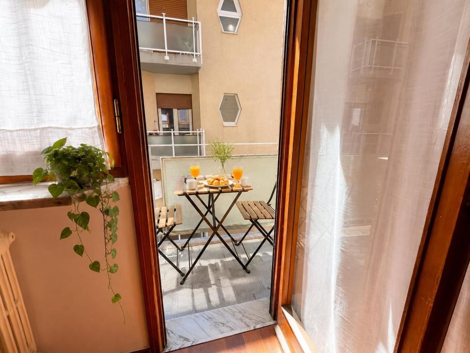 View (from property/room), Balcony/Terrace, Kitchen or kitchenette, Living room, Seating area, Dining area, Beach
