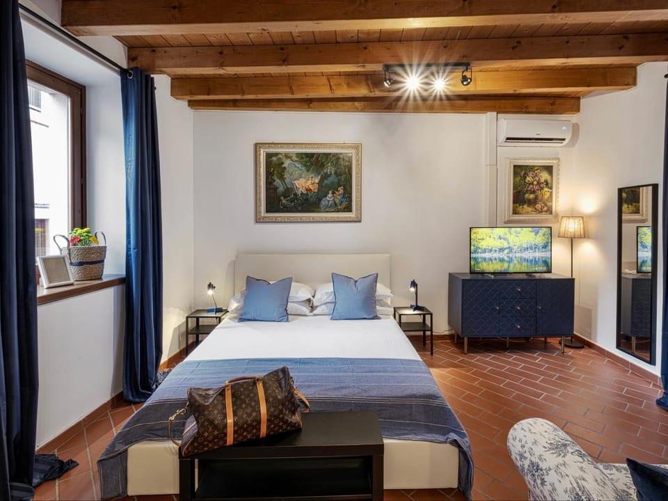 Bed, TV and multimedia, Photo of the whole room, air conditioner