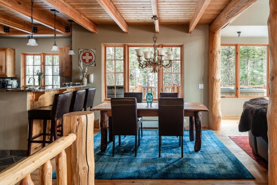 Kitchen or kitchenette, Dining area
