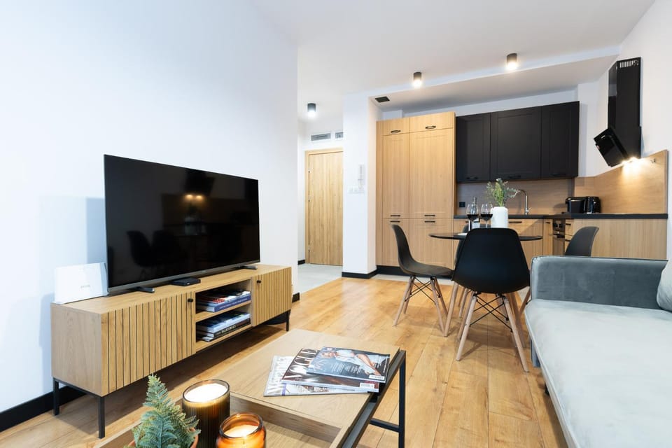 TV and multimedia, Kitchen or kitchenette, Living room, Seating area, Dining area