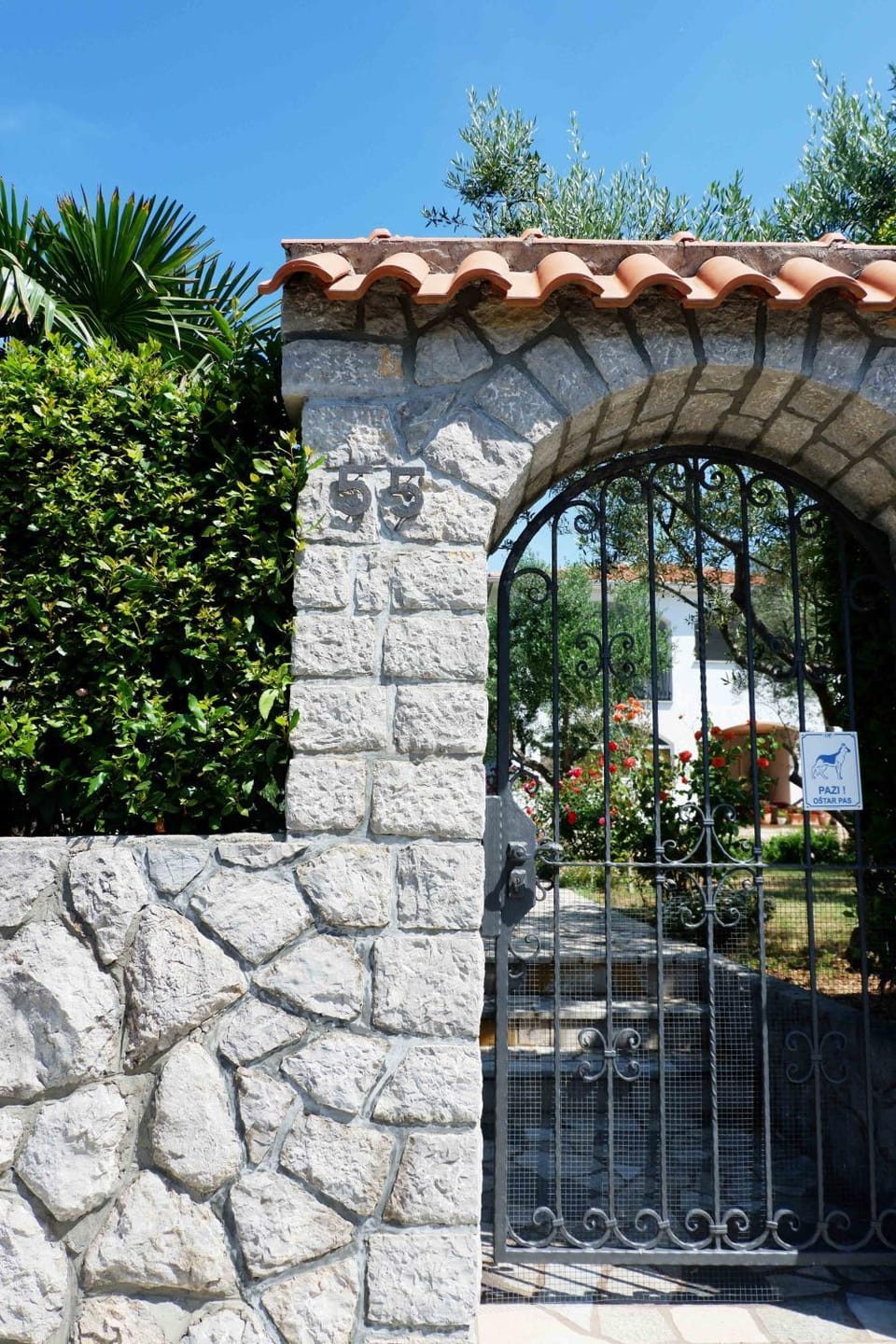 Facade/entrance, Day, Garden